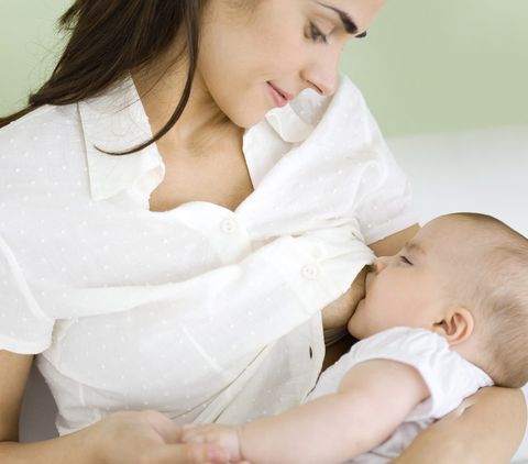 Mujer amamantando a su bebé