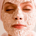 Mujer con mascarilla de avena en la cara