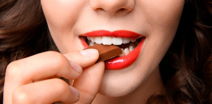 Chica comiendo chocolate en barra