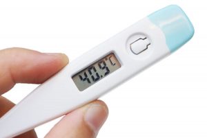 Termómetro midiendo la fiebre en adultos con más de cuarenta grados