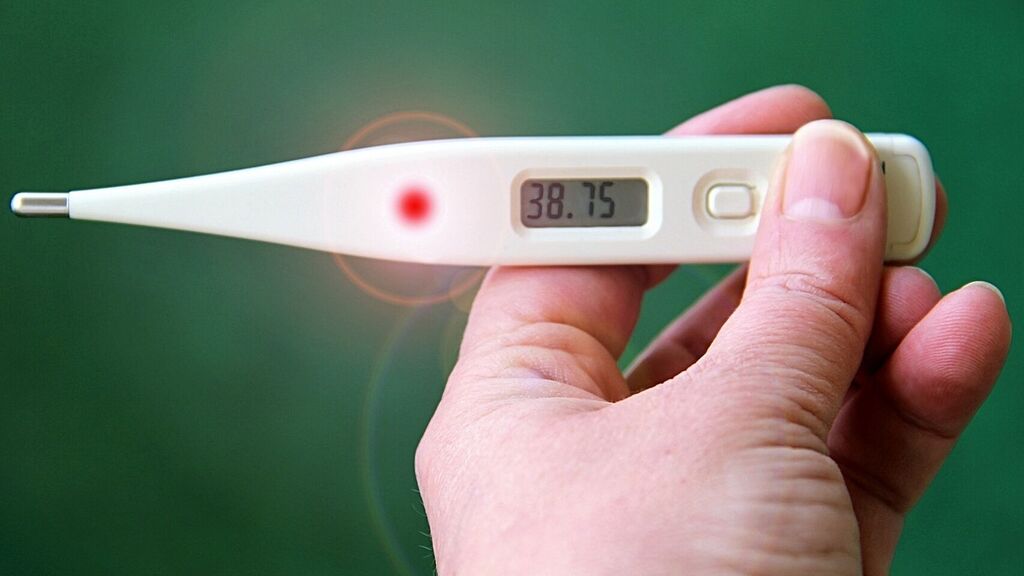 Termómetro midiendo fiebre en adultos