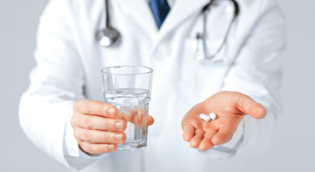 Doctor recetando aspirina de aurax