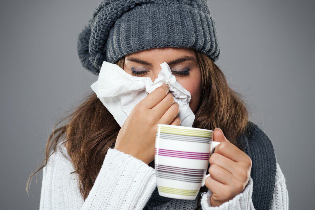 Mujer con gripa y tos
