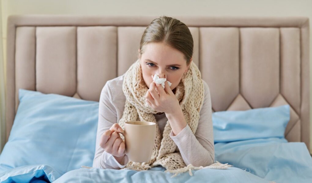 Mujer con gripe común