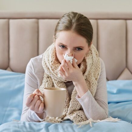 Mujer con gripe común