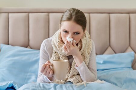 Mujer con gripe común